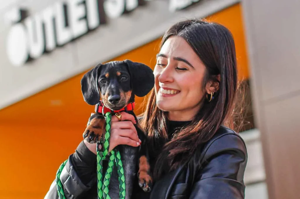 la mujer con el perro
