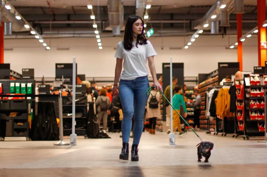 la mujer con el perro en la tienda