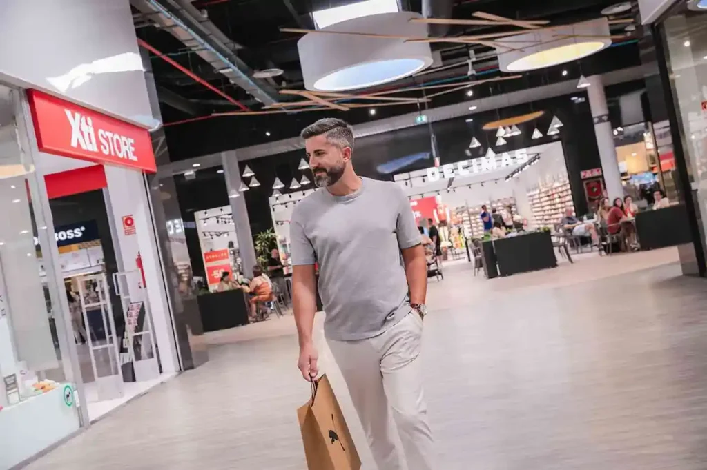 un chico va de compras